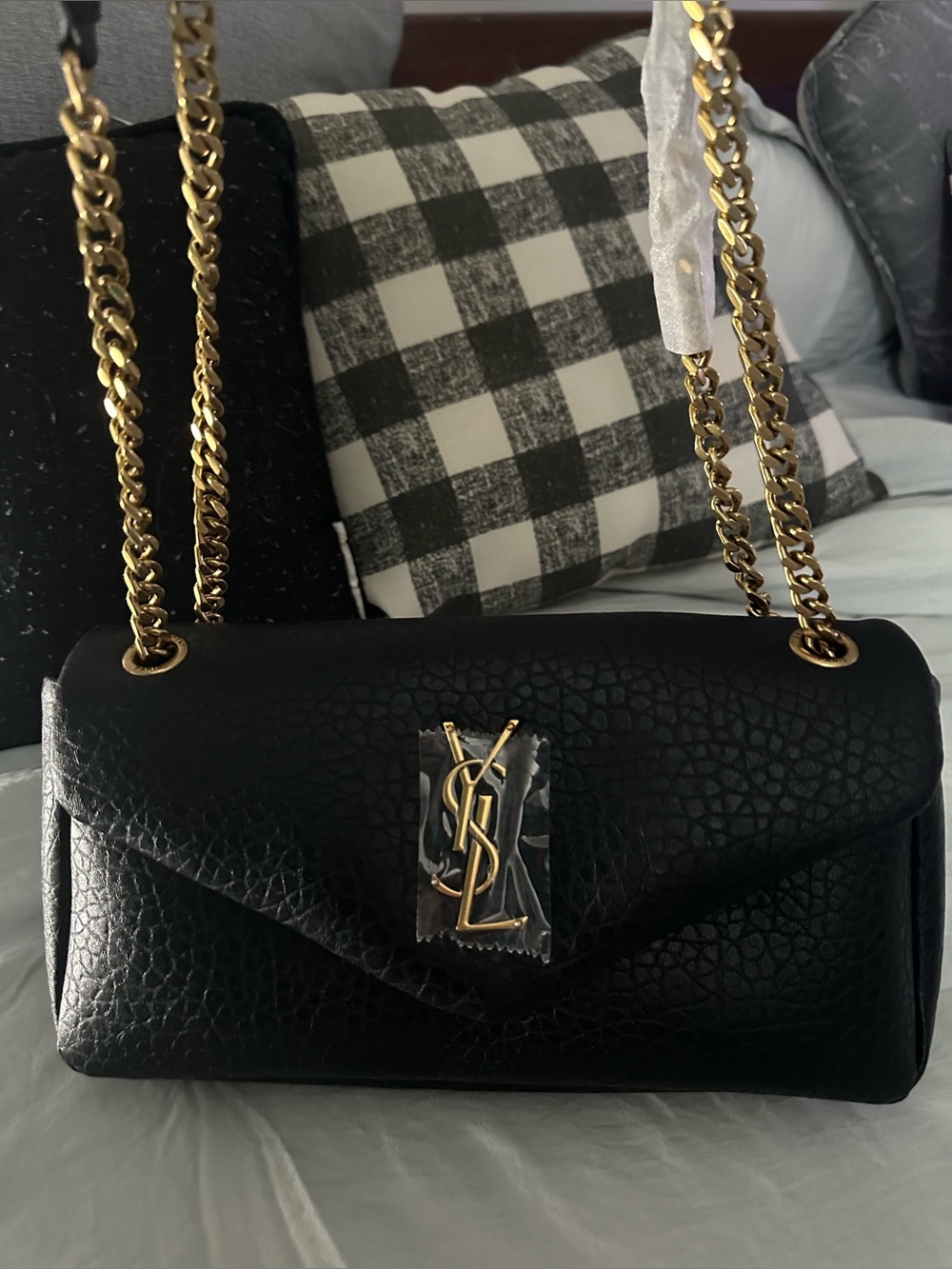 Classic Black Leather Shoulder Bag with Gold Chain. Desing not authentic NEW
